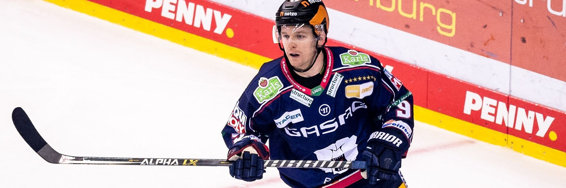 Ein Bild mit Seltenheitswert: Mark Zengerle steht für die Eisbären in einem Pflichtspiel auf dem Eis.