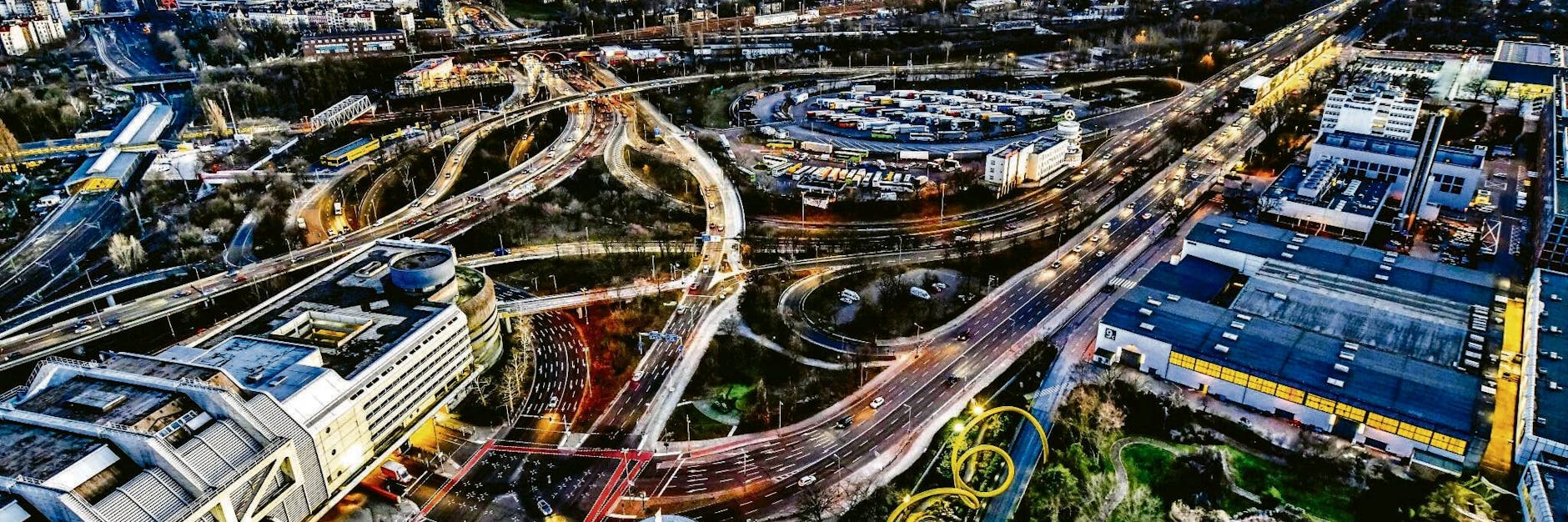 Sieht wie Kunst aus, ist aber „alte Kunst“: Das Autobahndreieck, vom Funkturm aus fotografiert, ist ruiniert.