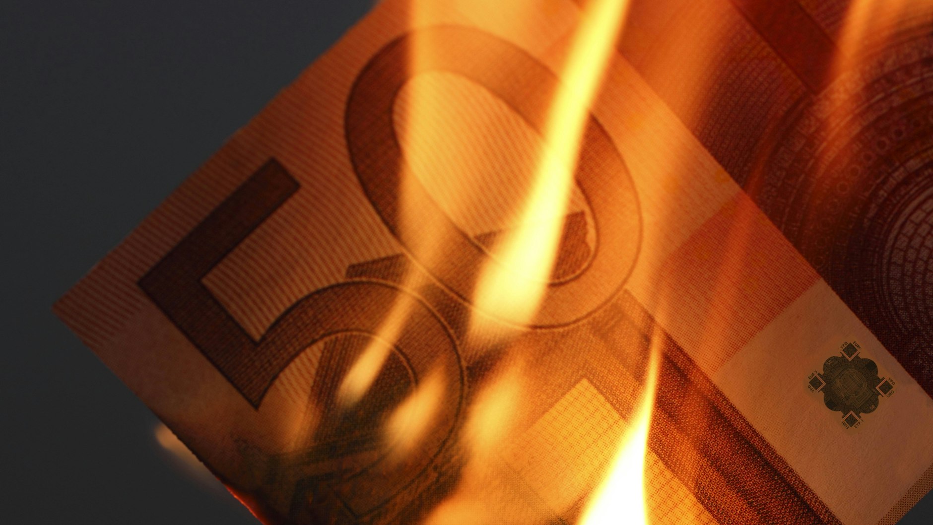 Wer sein Geld nicht verbrennt, sondern bewusst einsetzt, kann auch ohne Blamage im TV raus aus den Schulden kommen. 