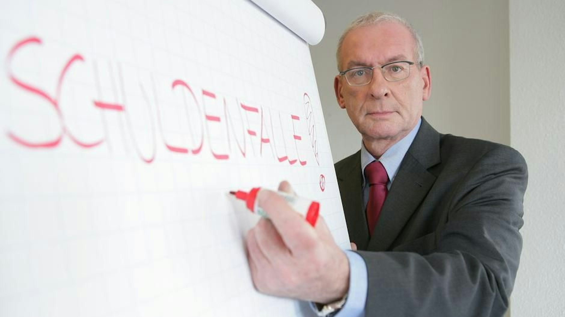 Peter Zwegat hat Familien in „Raus aus den Schulden“ jahrelang aus finanziellen Krisen geholfen. In den neuen Folgen wird er allerdings nicht mehr zu sehen sein.