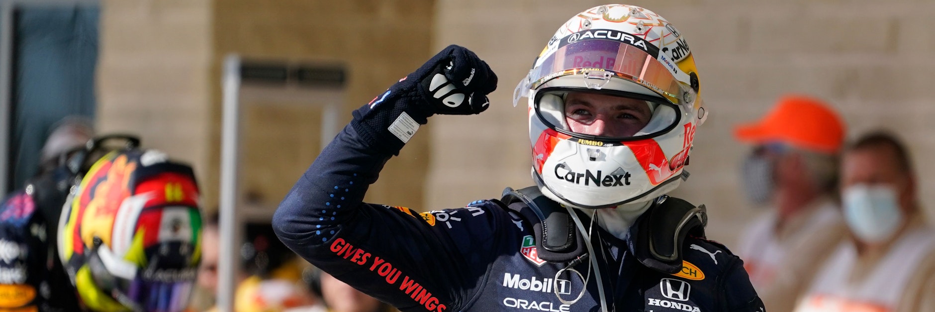 Max Verstappen zeigt in Austin (US-Bundesstaat Texas) die Siegerfaust.