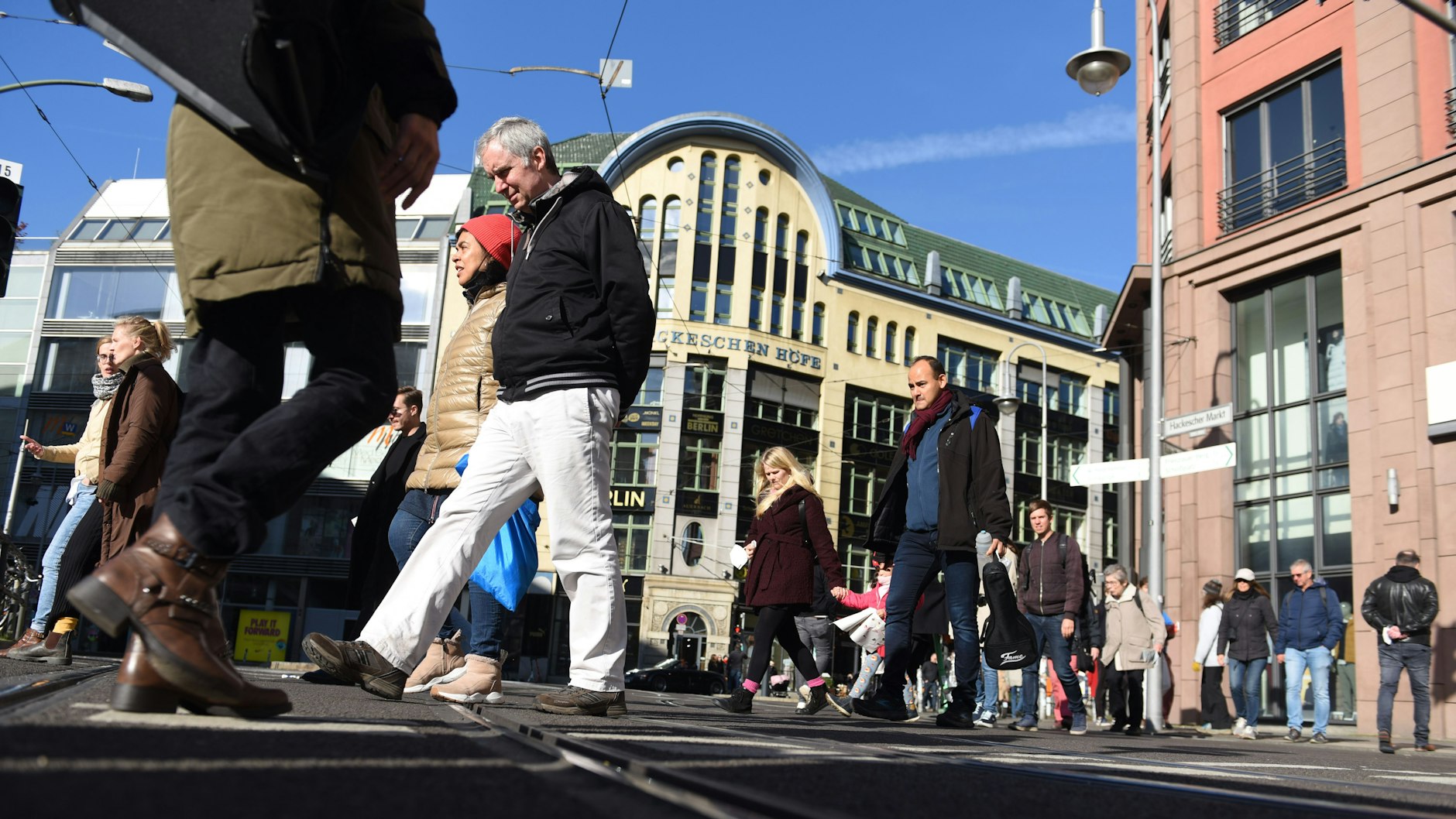 Mal wieder ganz schön viel los am Hackeschen Markt. Auch am Sonntag sind viele Fußgänger unterwegs. Autos lassen sich dagegen kaum sehen. Müssen sie also weiterhin so viel Platz haben?<br>