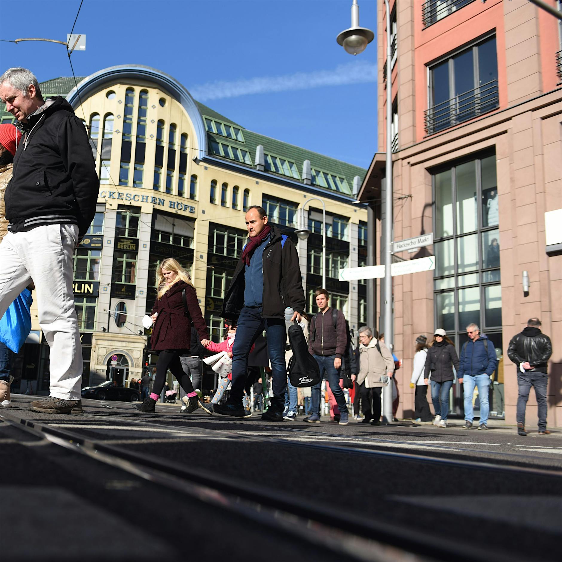 Der Hackesche Markt könnte Berlins nächste Fußgängerzone werden