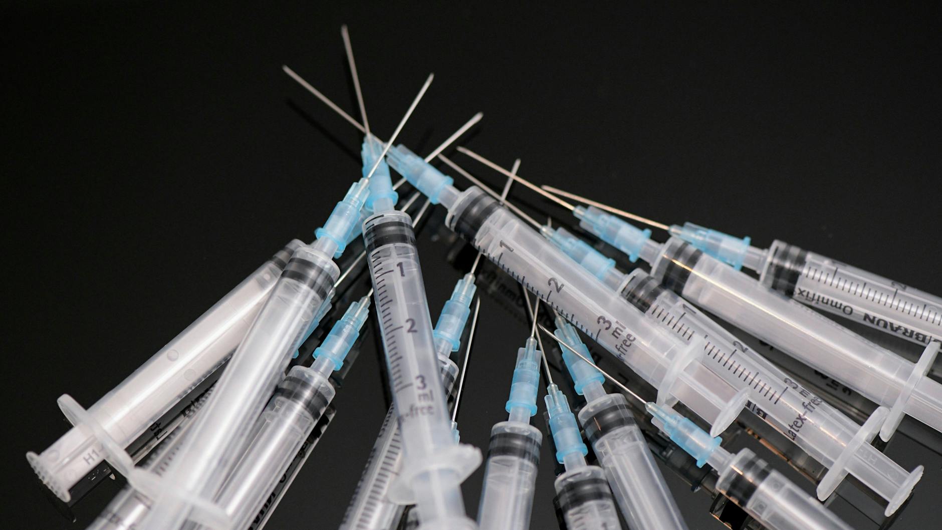 Zu wenig Impfstoff ist schon lange nicht mehr das Problem – warum hat es dann ausgerechnet die vulnerabelste Gruppe mitunter so schwer, an die Auffrischungsimpfung zu kommen? 