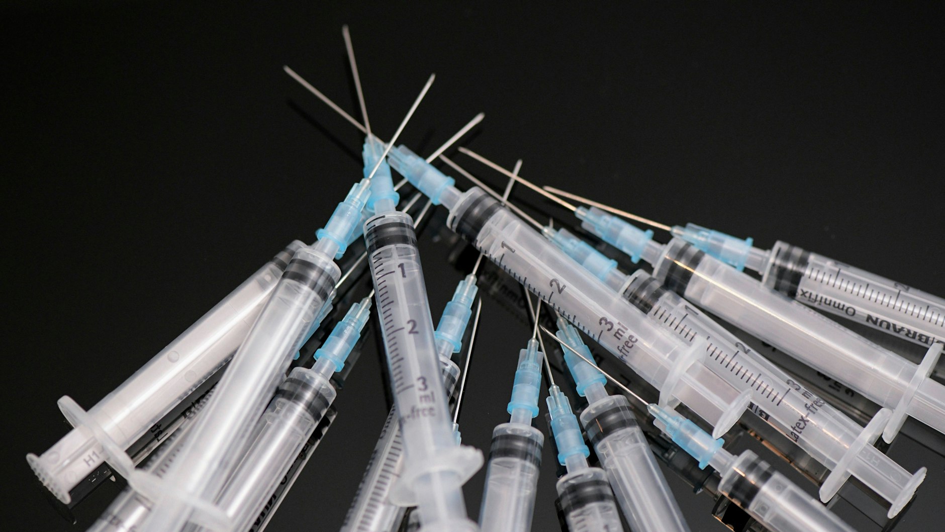 Zu wenig Impfstoff ist schon lange nicht mehr das Problem – warum hat es dann ausgerechnet die vulnerabelste Gruppe mitunter so schwer, an die Auffrischungsimpfung zu kommen?&nbsp;