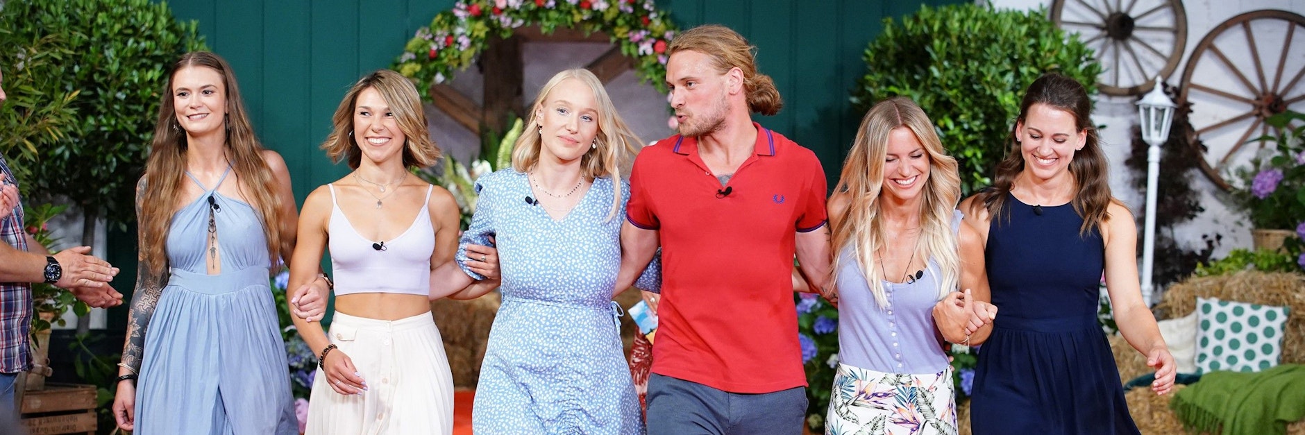 „Bauer sucht Frau“-Kandidat Björn Diefenbach konnte sich unter all den Bewerbungen kaum entscheiden,&nbsp;lud mit Michelle, Valeria, Vanessa, Dani und Kathrin (v.l.) gleich fünf Damen zum Scheunenfest ein.