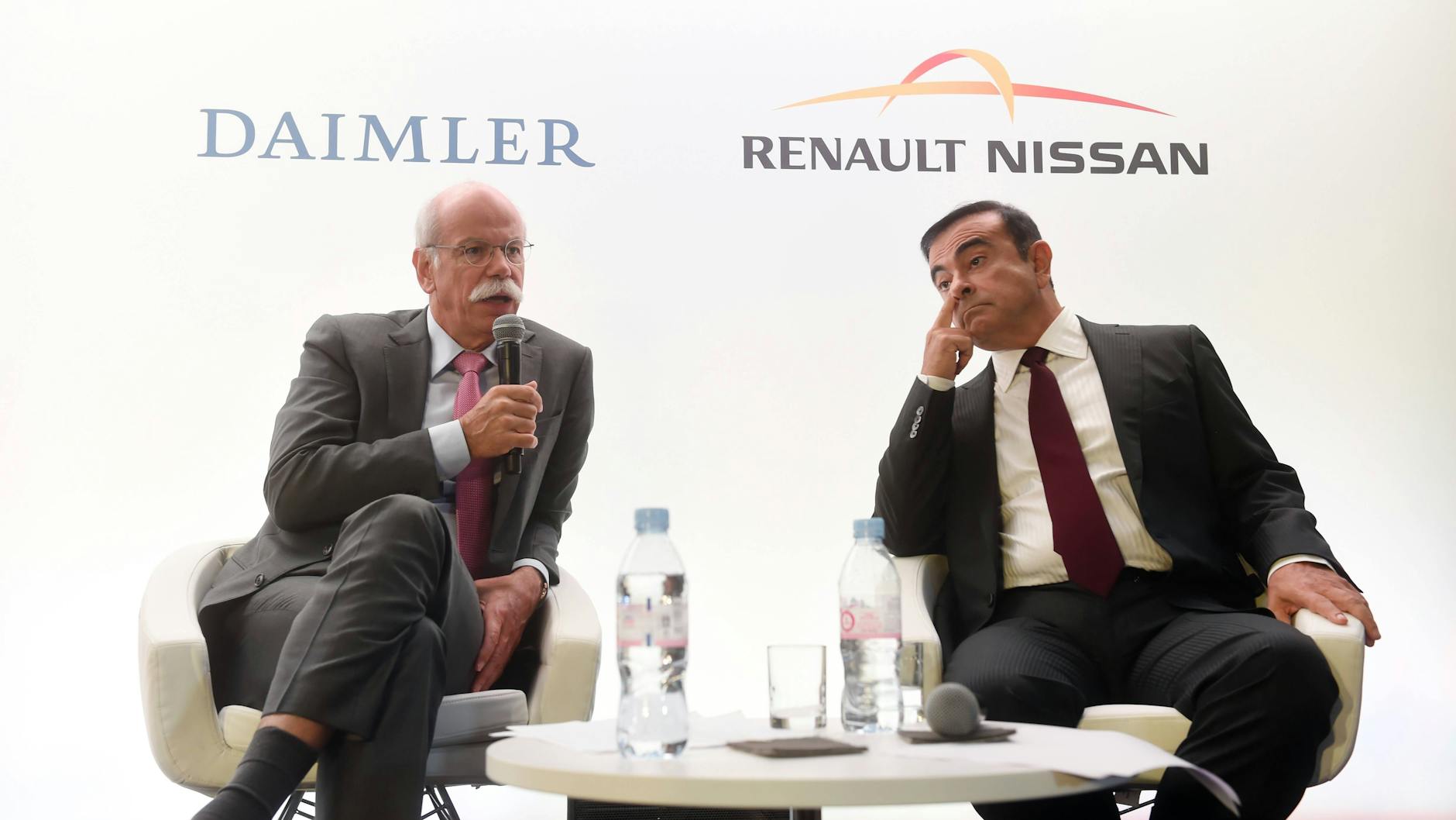 Carlos Ghosn hatte es schon mal besser - hier 2014 an der Seite des damaligen Daimler-Chefs Dieter Zetsche. 