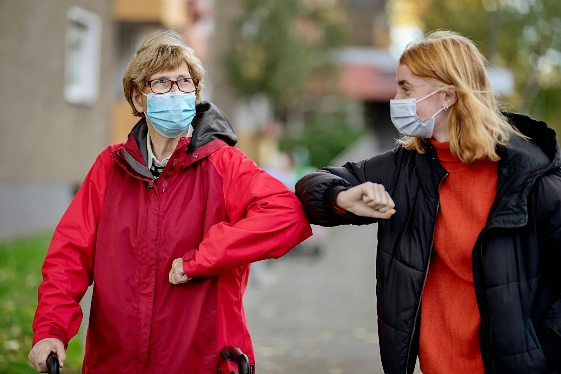 Mutter und Tochter begrüßen sich coronakonform: Was die Menschheit aus der Pandemie lernen kann, diskutieren Experten beim World Health Summit in Berlin.