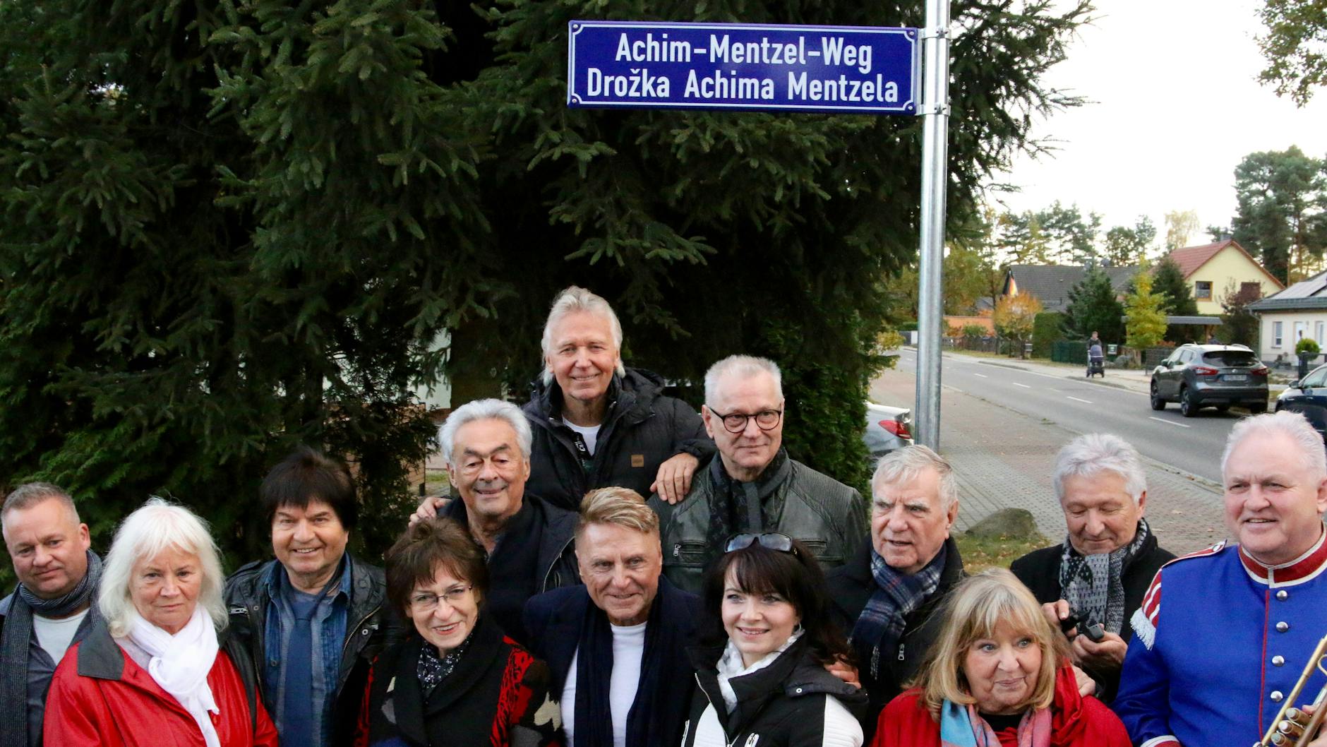 Kamen zur Einweihung des Achim-Mentzel-Wegs: Investor Jörg Schröter, Witwe Brigitte Mentzel, Uwe Jensen, Ingrid Raack, Giso Weißbach, Hartmut Schulze-Gerlach, Hans Jürgen Beyer, Gerd Christian, Nicole Freytag, Moderator Siggi Trzoss, Angelika Mann, Produzent Peter Schmiedel und Trompeter Kurt Witt (v. li.).