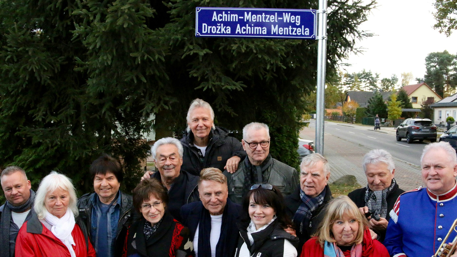Kamen zur Einweihung des Achim-Mentzel-Wegs: Investor Jörg Schröter, Witwe Brigitte Mentzel, Uwe Jensen, Ingrid Raack, Giso Weißbach, Hartmut Schulze-Gerlach, Hans Jürgen Beyer, Gerd Christian, Nicole Freytag, Moderator Siggi Trzoss, Angelika Mann, Produzent Peter Schmiedel und Trompeter Kurt Witt (v. li.).