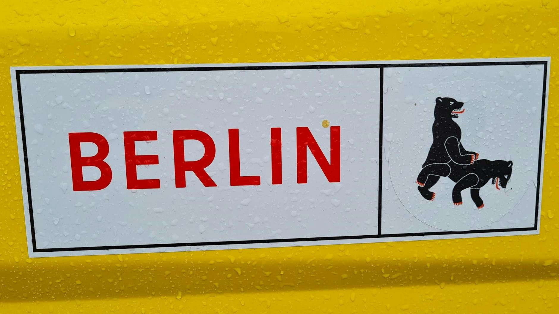 Ein manipulierter Aufkleber auf einem BVG-Bus der Linie 104