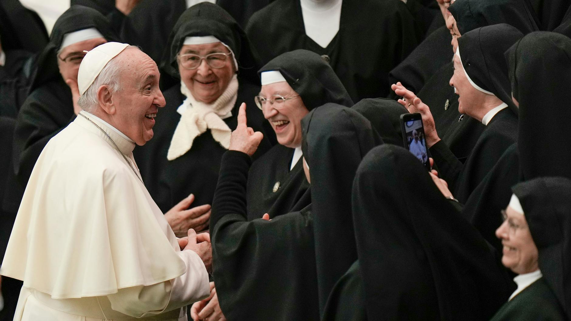 Papst Franziskus begrüßt eine Gruppe von Nonnen während seiner wöchentlichen Generalaudienz (Archivbild).