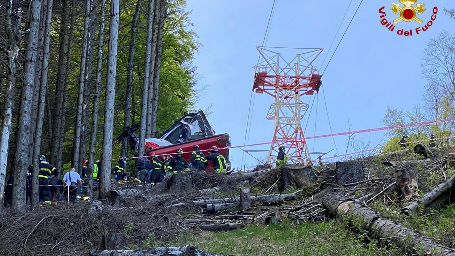 Rettungshelfer arbeiten am Wrack einer Seilbahngondel, nachdem diese am Monte Mottarone abgestürzt ist.