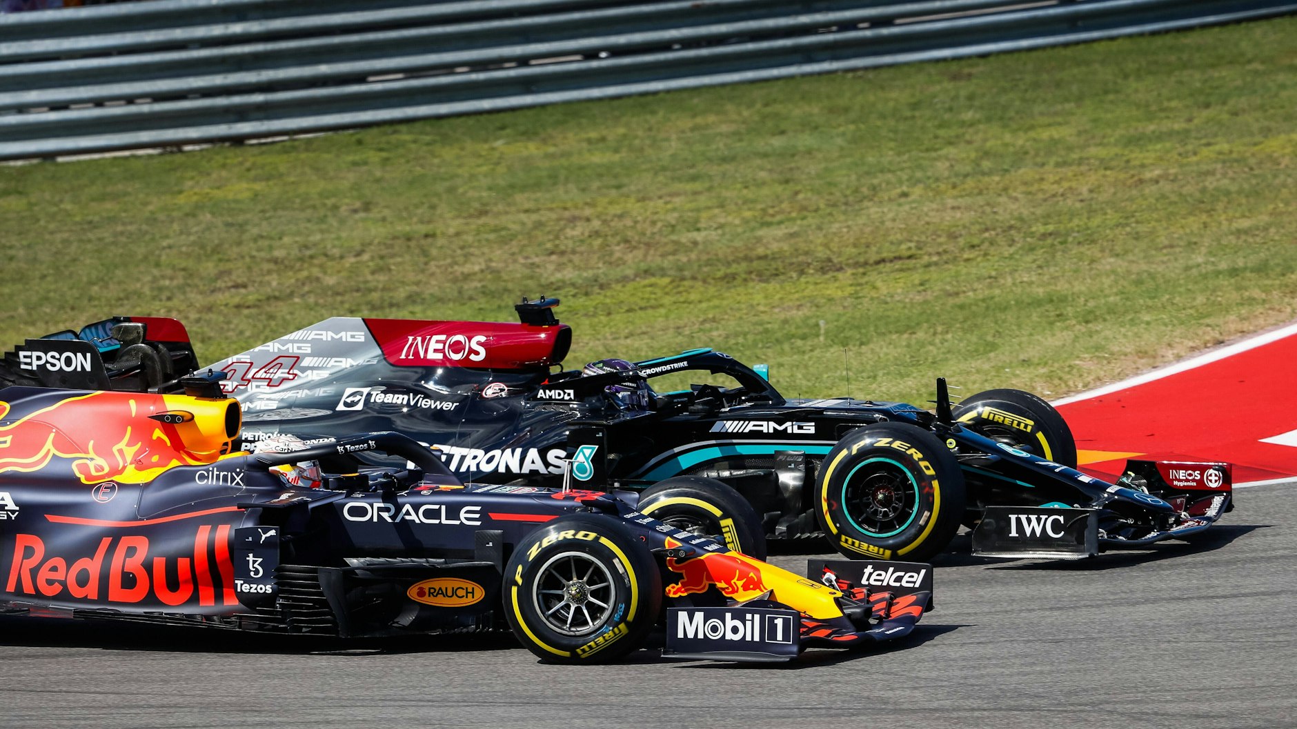 Die WM-Führenden Lewis Hamilton (r.) und Max Verstappen kollidierten fast beim Start des Rennen in den USA. 