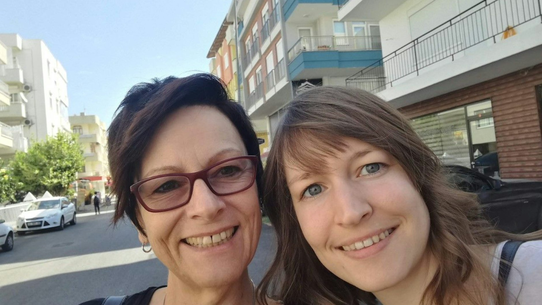 Mutter Petra Ottmann aus Herford mit ihrer Tochter Dana Ottmann in glücklichen Tagen. Die junge Frau starb nach einer Corona-Impfung.