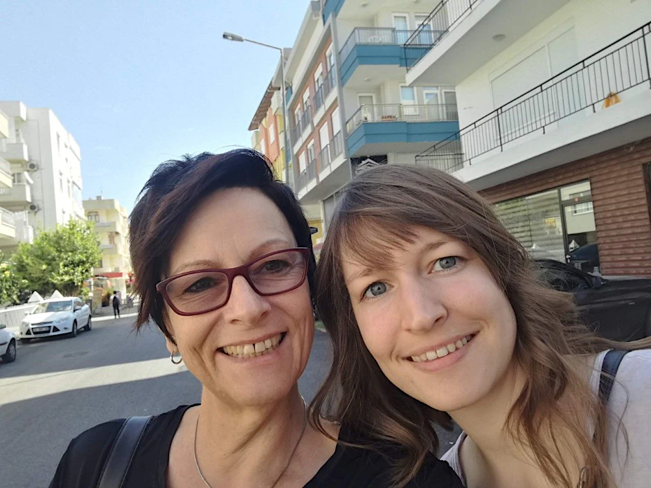 Mutter Petra Ottmann aus Herford mit ihrer Tochter Dana Ottmann in glücklichen Tagen. Die junge Frau starb nach einer Corona-Impfung.
