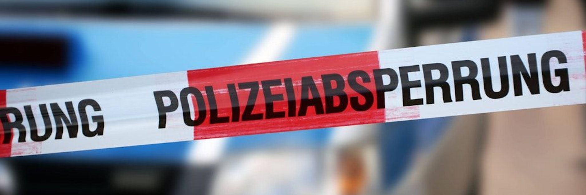 Die Polizei hat einen Tatort großräumig abgesperrt (Symbolbild).