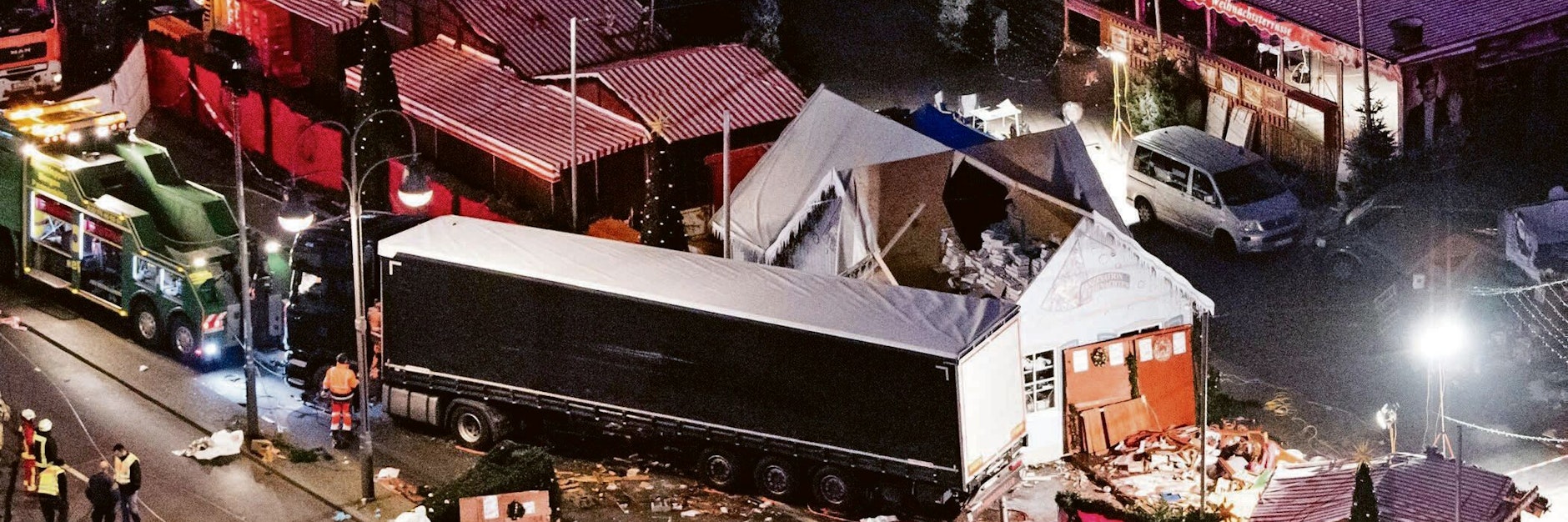 Am 19.12.2016, Berlin: Eine Schneise der Verwüstung ist auf dem Weihnachtsmarkt am Breitscheidplatz in Berlin zu sehen, nachdem der Attentäter Anis Amri mit einem Lastwagen über den Platz gerast war. 