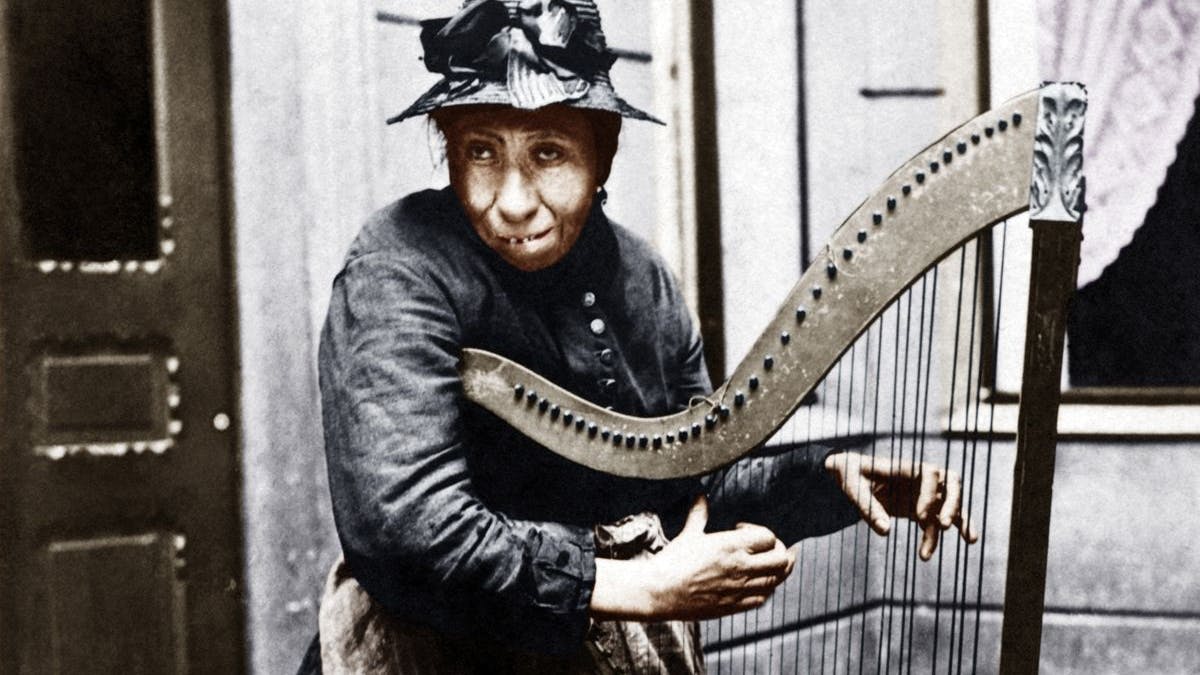 Die „Harfenjule“ gehörte einst zu den bekanntesten Berliner Typen. Sie hieß Luise Nordmann, lebte von 1829 bis 1911. Sie war sehr arm und fast blind. Um ihren Lebensunterhalt zu verdienen, zog sie spielend und singend durch die Höfe.