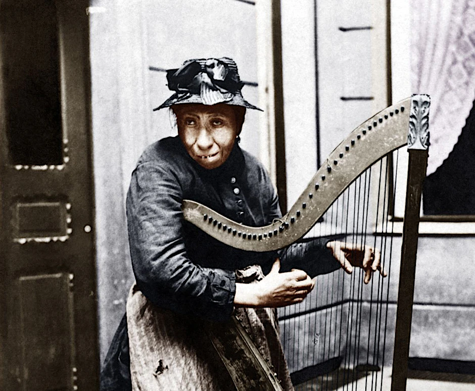 Die „Harfenjule“ gehörte einst zu den bekanntesten Berliner Typen. Sie hieß Luise Nordmann, lebte von 1829 bis 1911. Sie war sehr arm und fast blind. Um ihren Lebensunterhalt zu verdienen, zog sie spielend und singend durch die Höfe.