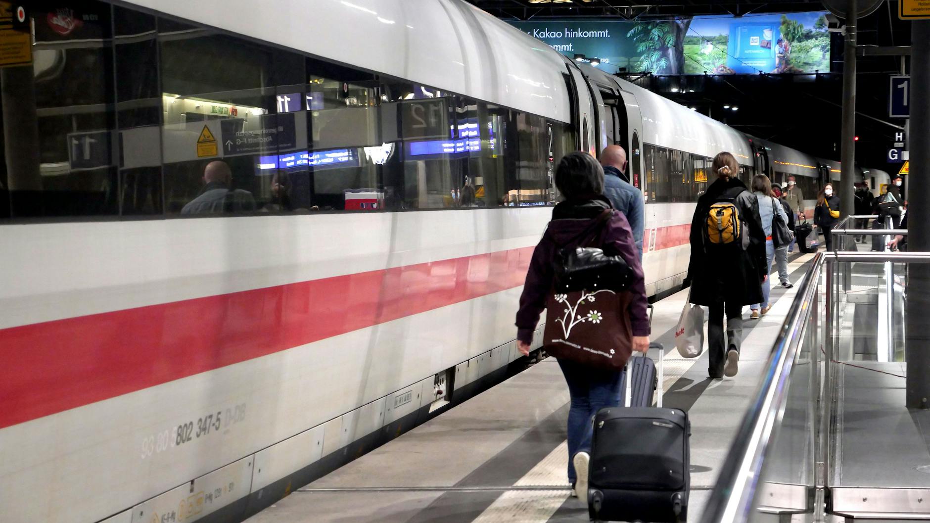Zur Weihnachtszeit reisen besonders viele Menschen. Die Bahn will daher ihr Angebot zum 12. Dezember aufstocken (Symbolbild).