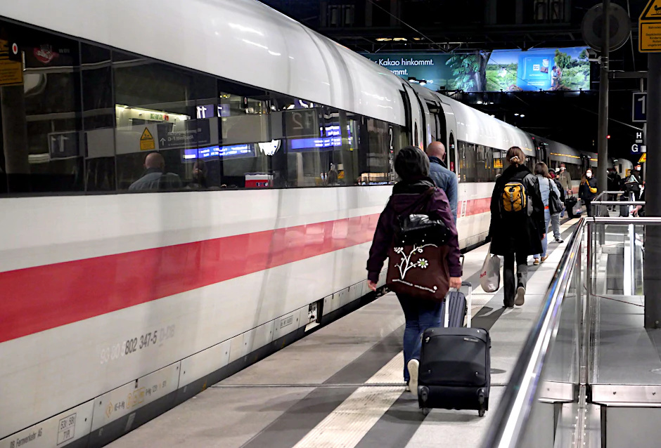 Zur Weihnachtszeit reisen besonders viele Menschen. Die Bahn will daher ihr Angebot zum 12. Dezember aufstocken (Symbolbild).