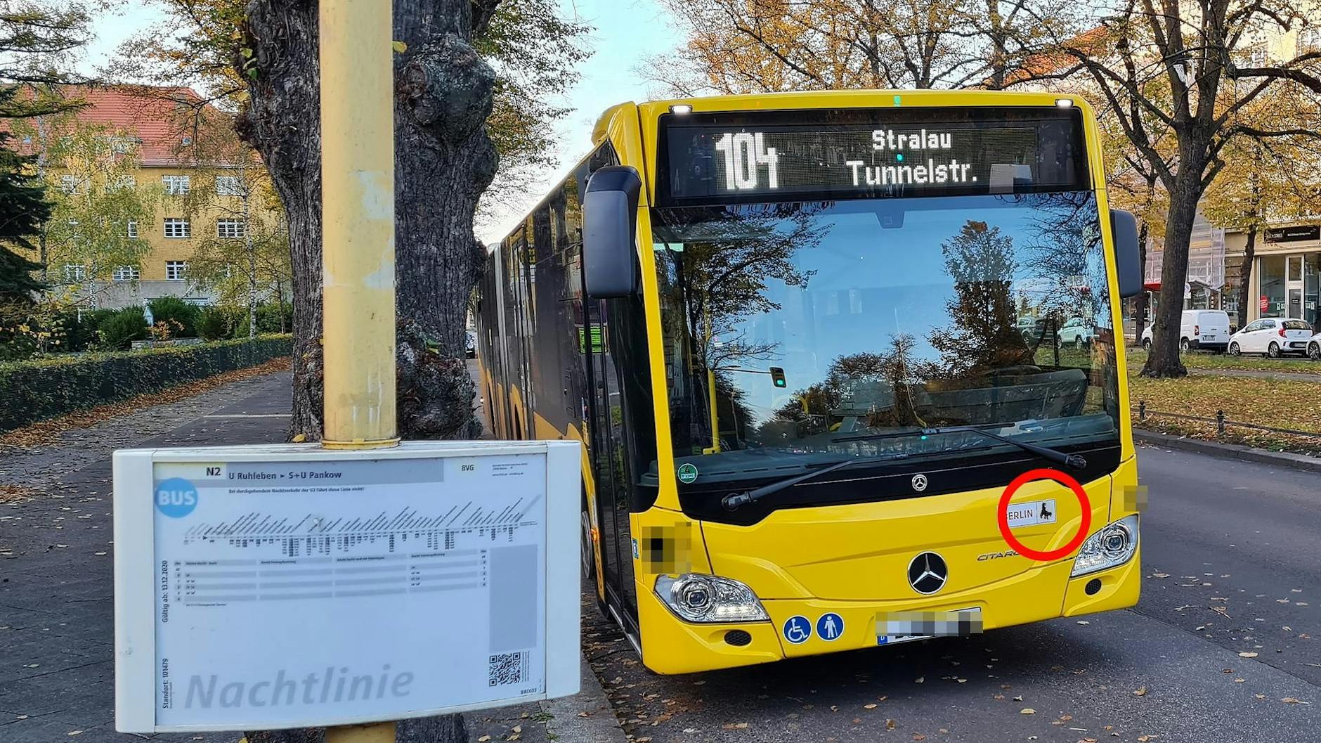 Der Bus mit dem manipulierten Sticker (Kreis)