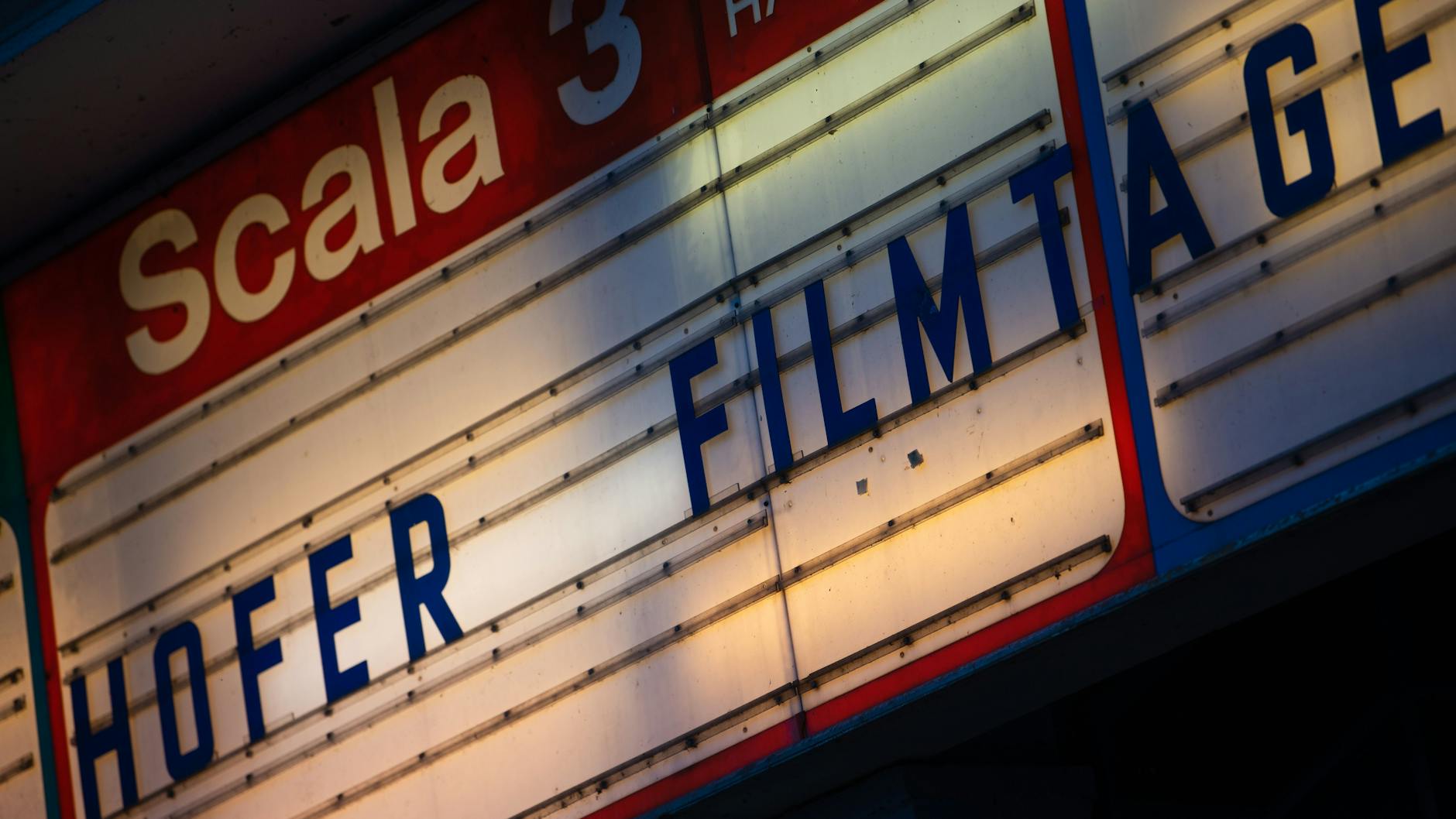 Wie im vergangenen Jahr können die Filme vor Ort angesehen oder gestreamt werden. Infos dazu gibt es auf der Webseite des Festivals.