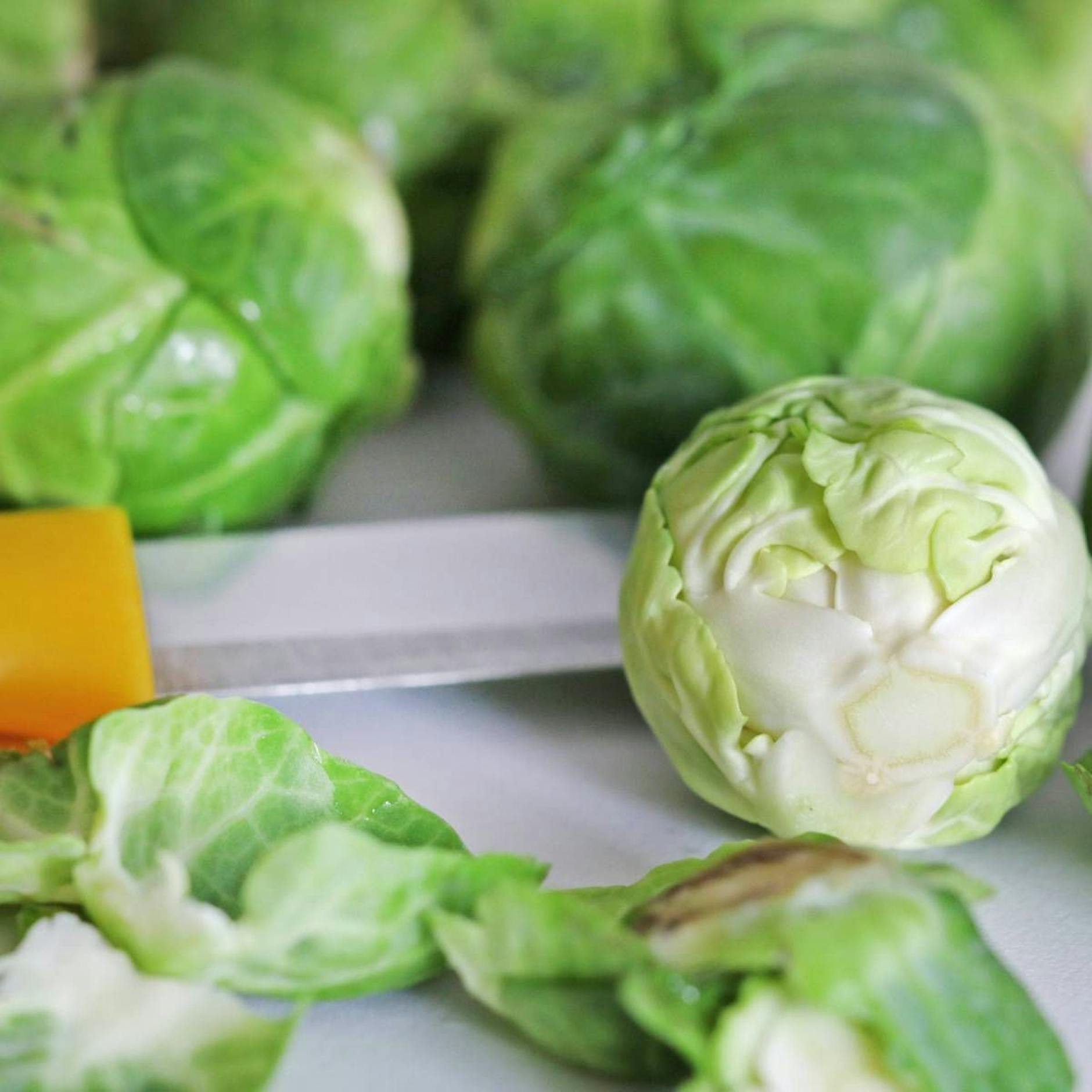 Für alle Weihnachts-Rezepte: So schälen und putzen Sie frischen Rosenkohl richtig