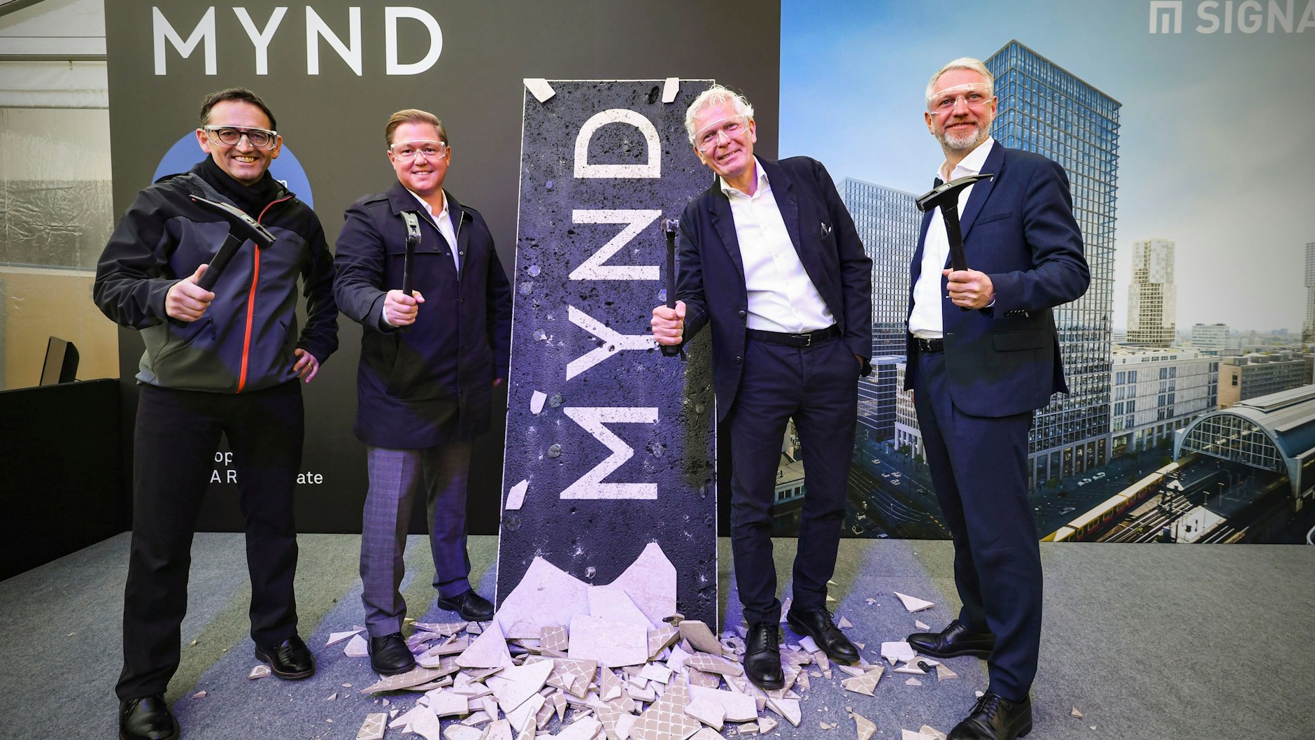 Erfolgreicher Abbruch: Bezirksbürgermeister Stephan von Dassel, Signa-Chef Timo Herzberg, Architekt Jan Kleihues und Stadtentwicklungssenator Sebastian Scheel (v.l.) zertrümmerten symbolisch die Fassadenplatten, die dem Turm weichen müssen.<br>