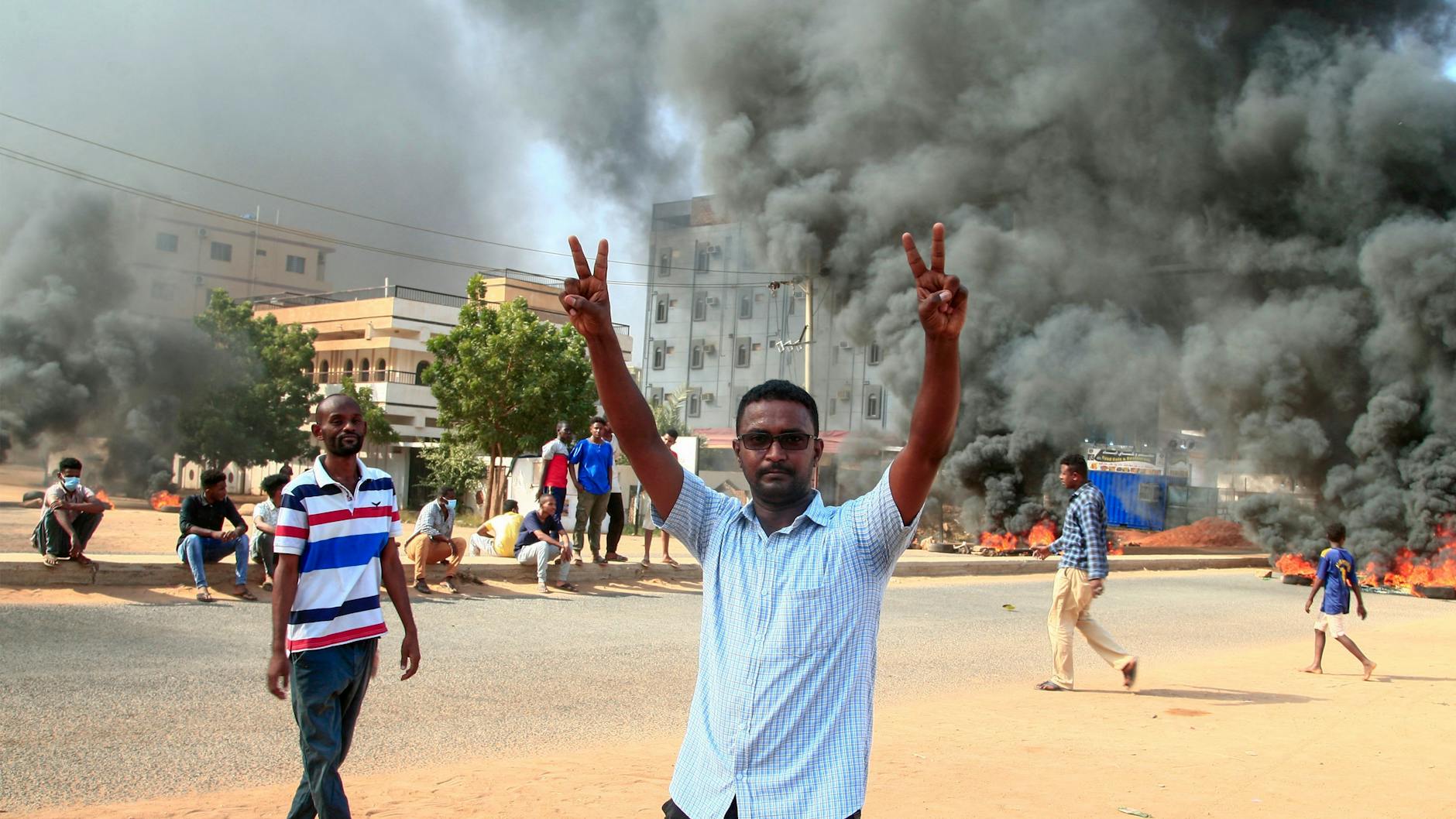 In Khartum gehen viele Menschen auf die Straße, um gegen die Übernahme der Regierung durch das Militär zu protestieren.