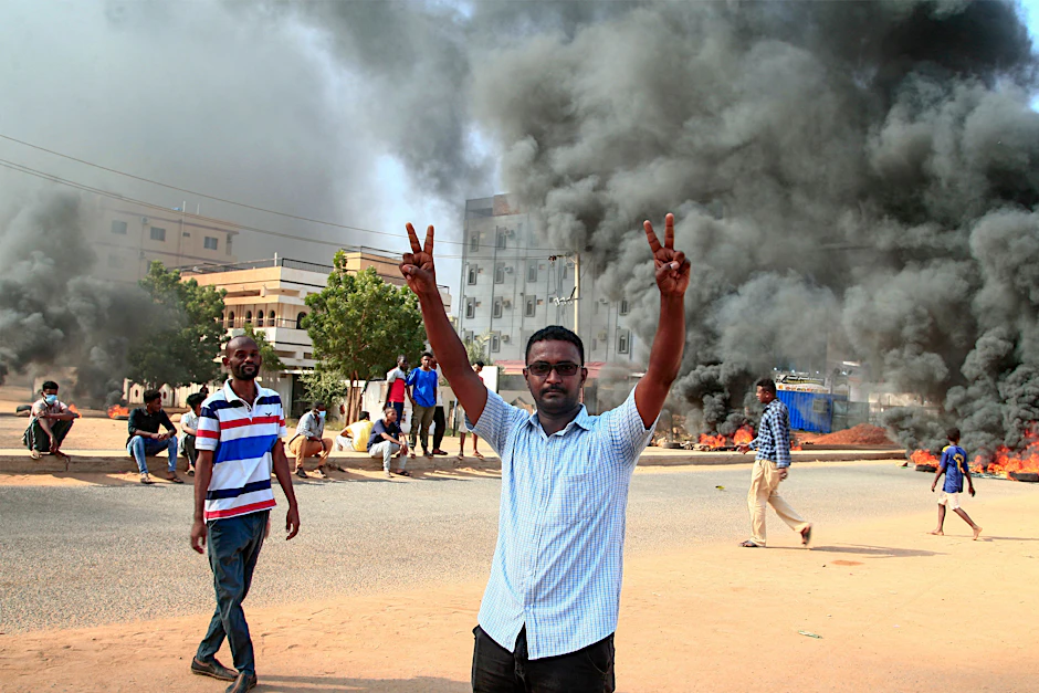 In Khartum gehen viele Menschen auf die Straße, um gegen die Übernahme der Regierung durch das Militär zu protestieren.