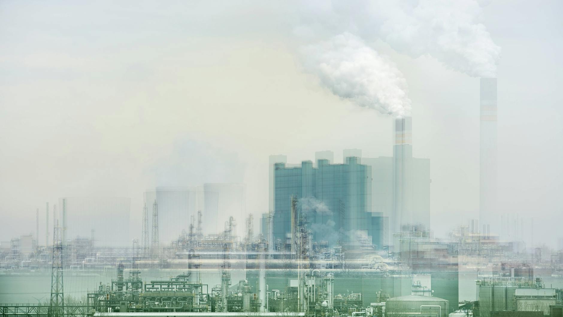 Braunkohlekraftwerk und chemische Industrie (Symbolbild)