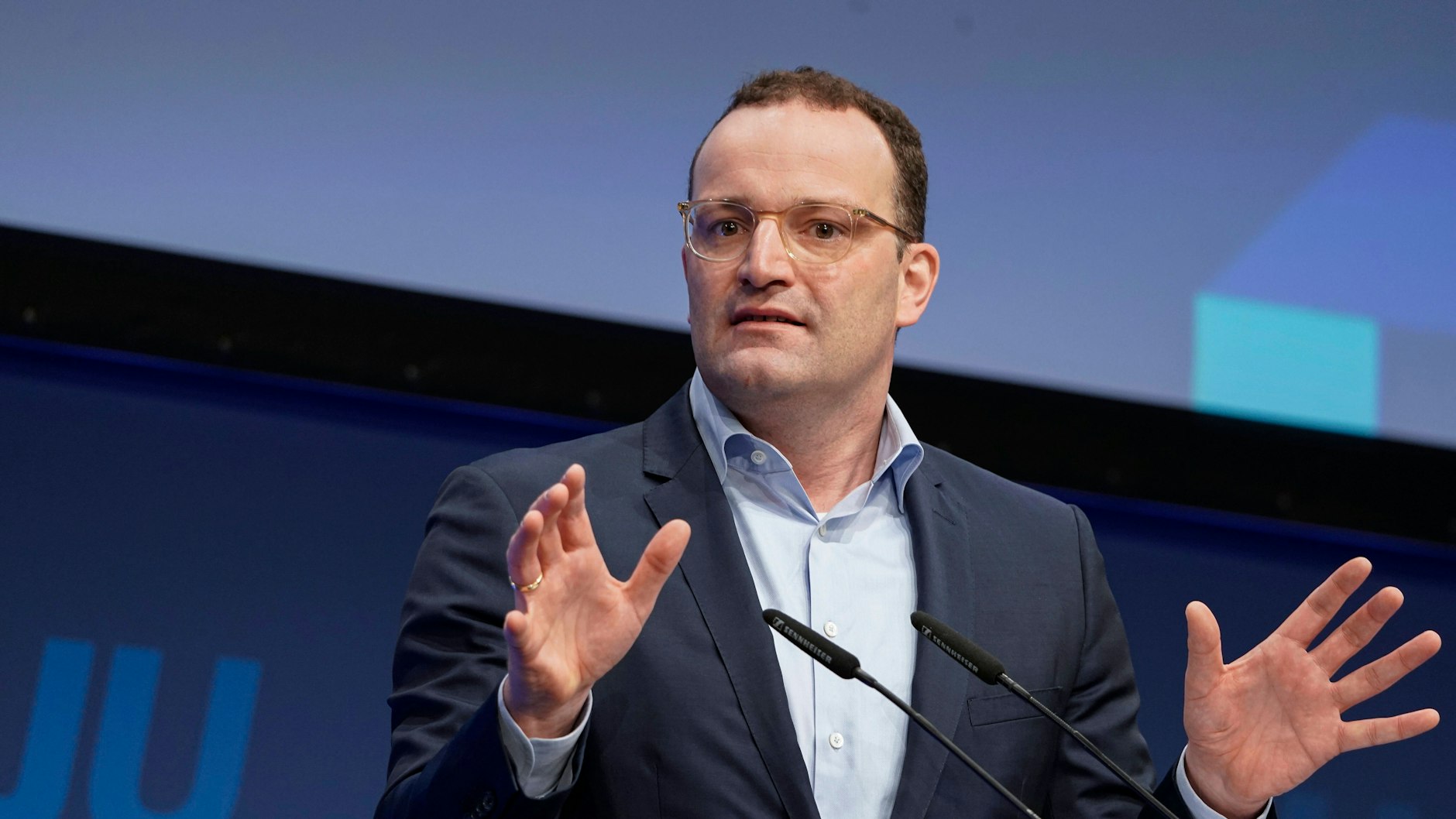 Jens Spahn hält an einem Ende der epidemischen Notlage in Deutschland fest (Archivbild).