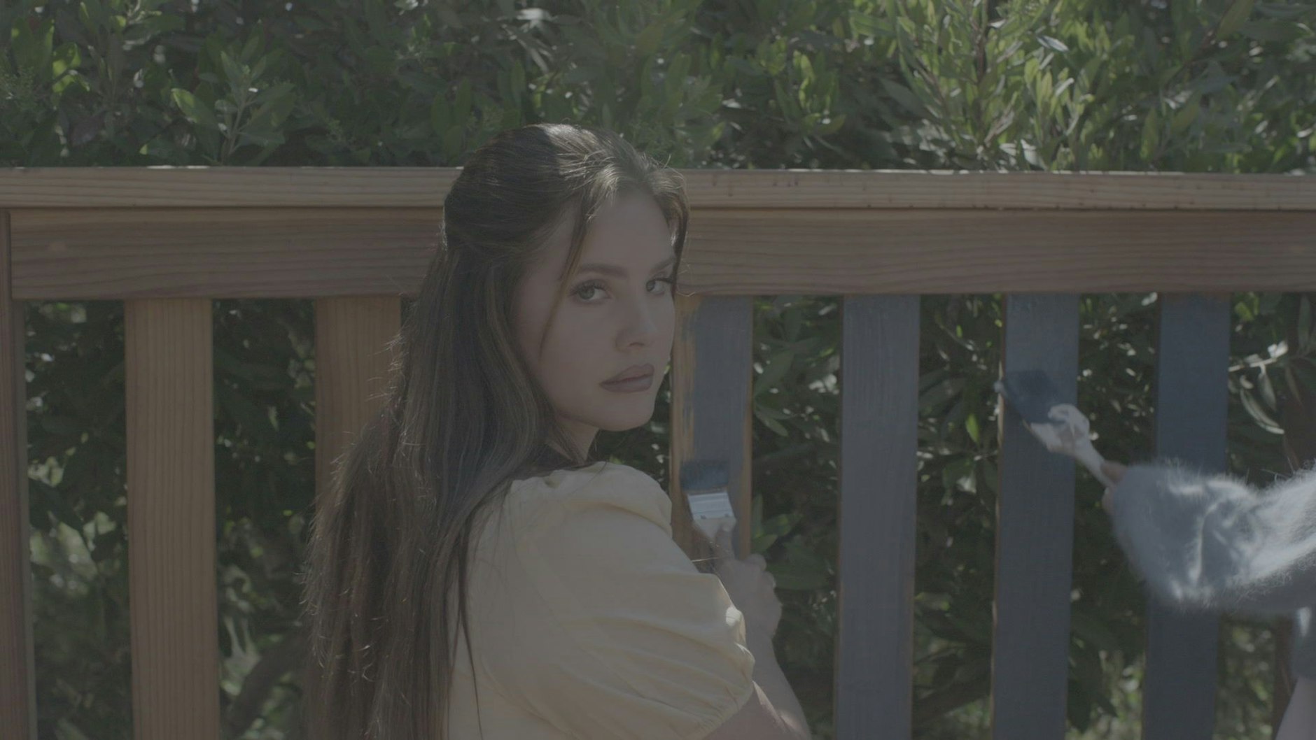 Lana Del Rey verweilt vor einem blauen Geländer,&nbsp;„Blue Banisters“ heißt auch ihre CD.