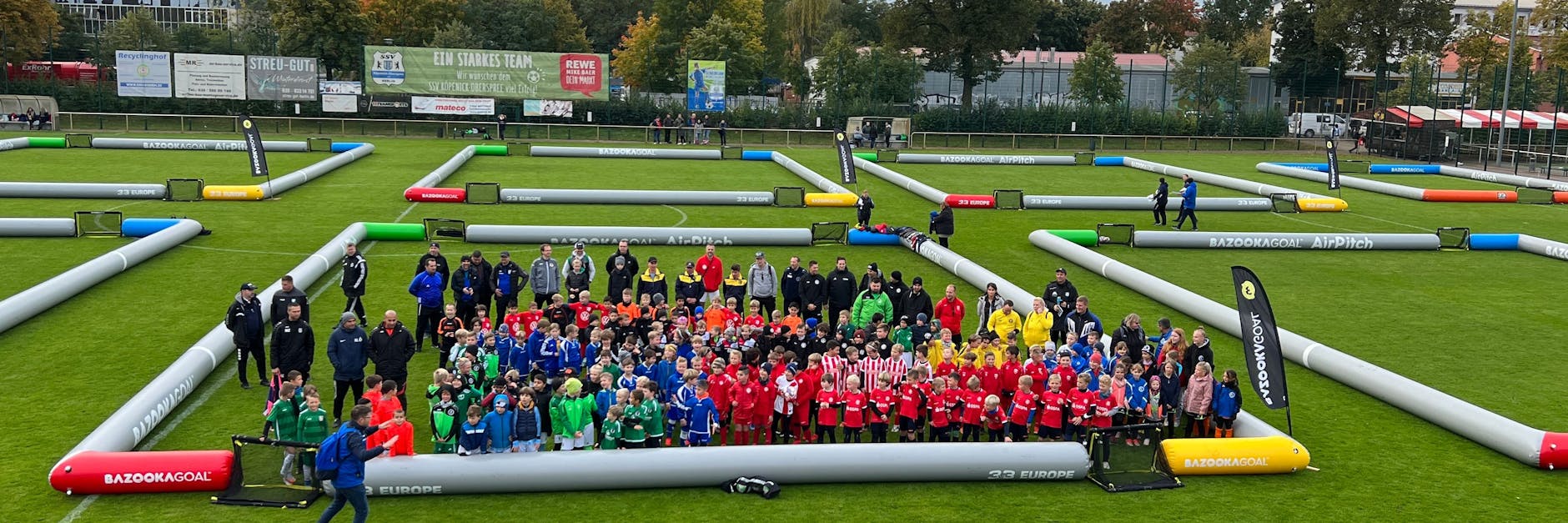 Sport und Spaß: Die aufblasbaren Banden machen aus einem Rasen viele kleine Fußballplätze. 