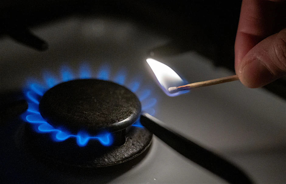 Kann teuer werden: Eine Gasflamme wird auf einem Küchenherd mit einem Streichholz entzündet (Symbolbild).&nbsp;