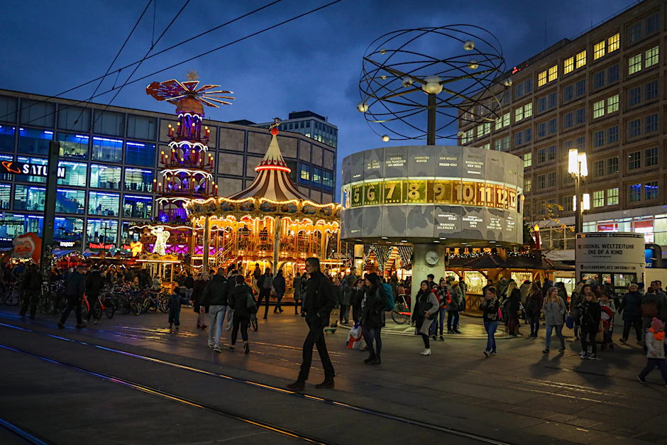 Mit 2G oder ohne Testpflicht? Beim Weihnachtsmarkt auf dem Alexanderplatz geht die Tendenz zu Letzterem.