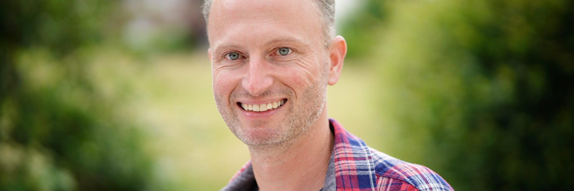 In Oberbayern ist „Bauer sucht Frau“-Kandidat Hubert Burgstaller sehr umschwärmt – allerdings derzeit nur von seinen 30 Bienenvölkern.