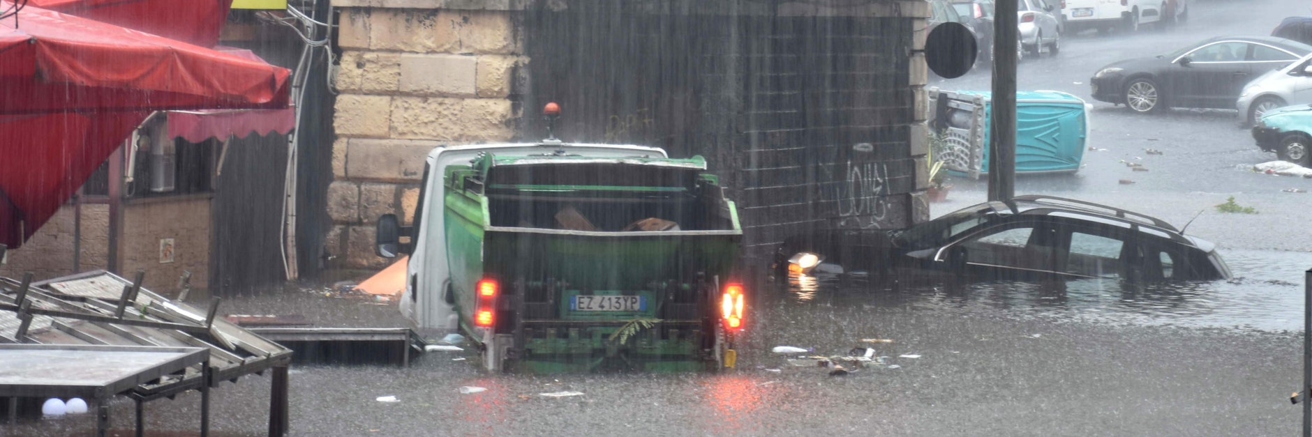 Zahlreiche Straßen in der italienischen Stadt Catania stehen unter Wasser.