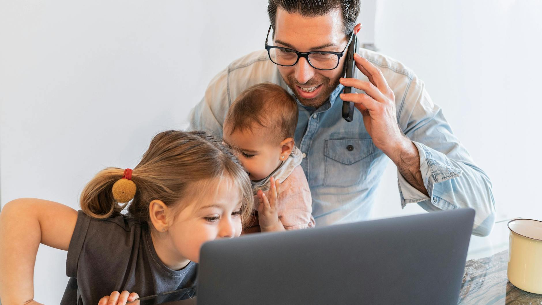 Eine Herausforderung für jeden Arbeitnehmer: die Vereinbarung von Familie und Homeoffice. 