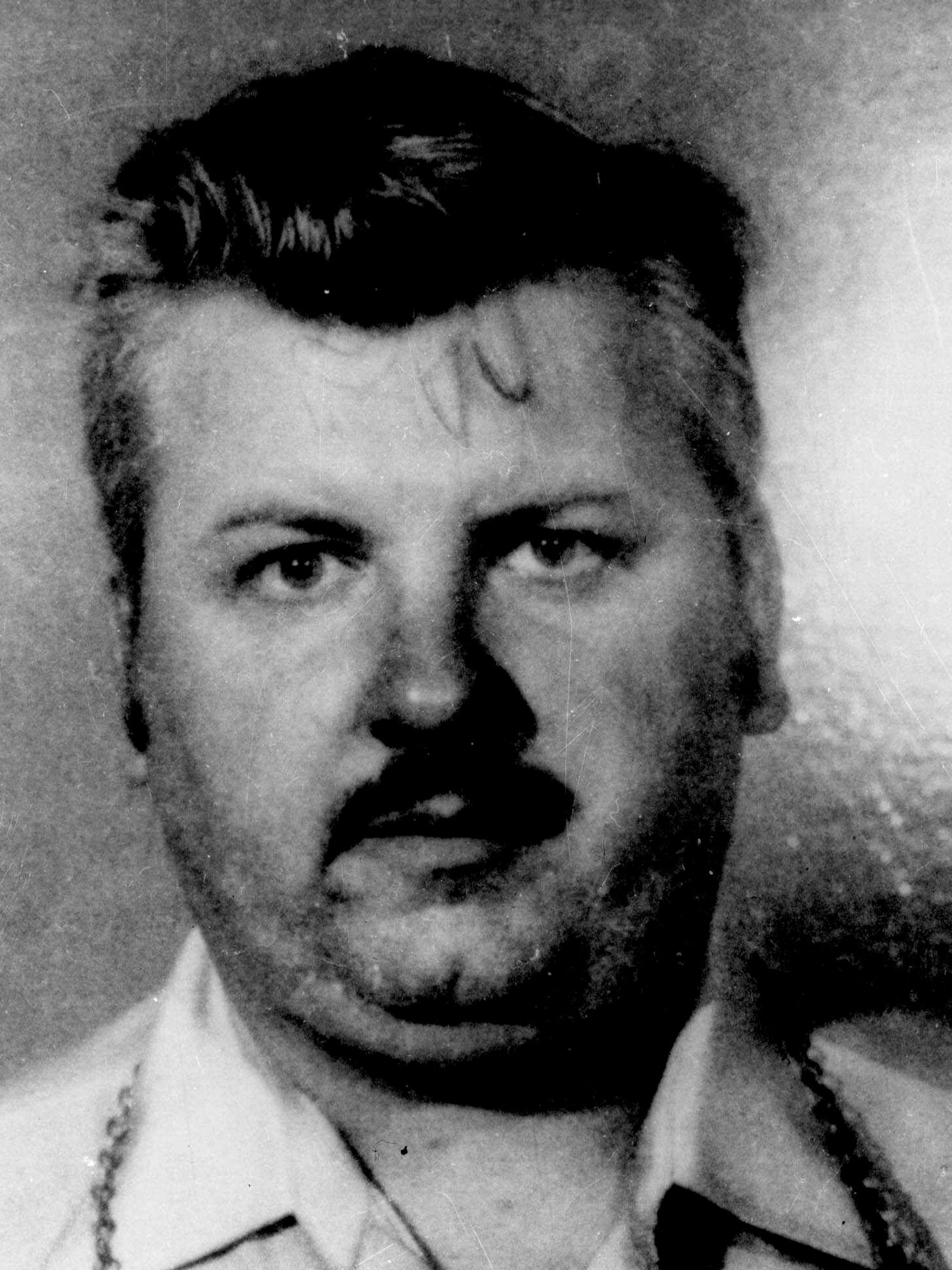 Die Aufnahme aus dem Jahr 1978 zeigt den Serienmörder John Wayne Gacy, der in den 1970er Jahren für die Ermordung von 33 jungen Männern und Jungen in der Region Chicago verurteilt und 1994 hingerichtet wurde.&nbsp;