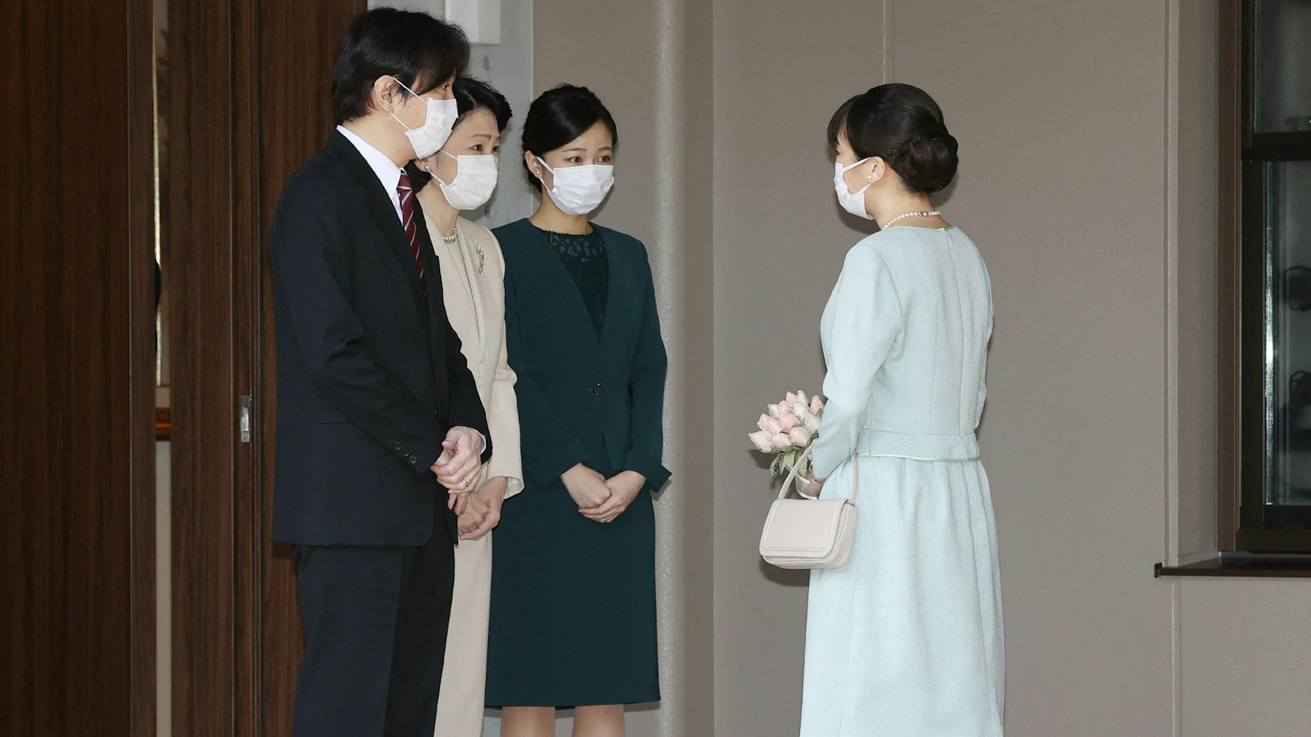 Prinzessin Mako verabschiedete sich am 26. Oktober 2021 von ihrem Vater, Prinz Akishino, ihrer Mutter, Prinzessin Kiko, und ihrer Schwester, Prinzessin Kako (v. l. n. r.).