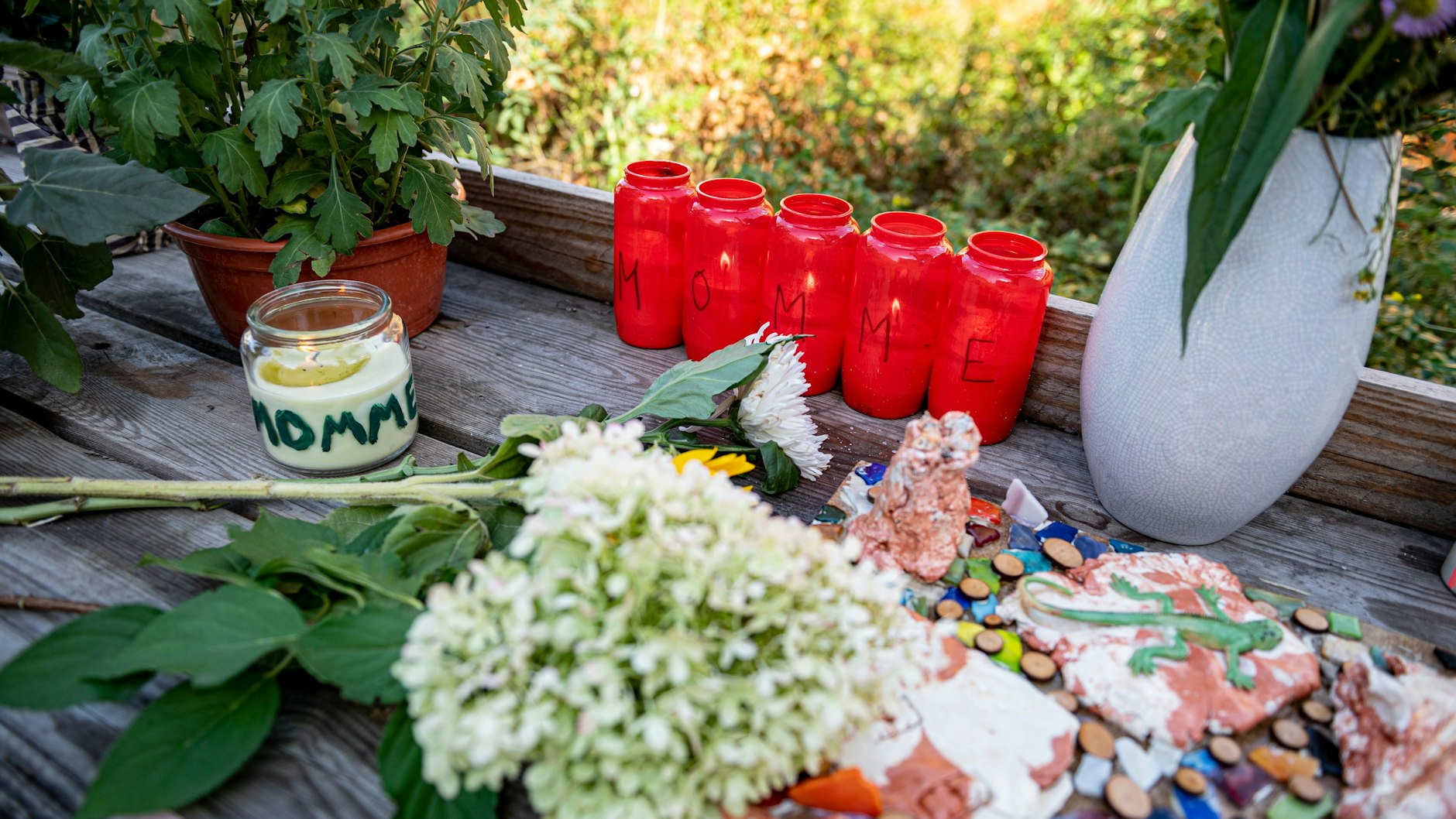 Blumen liegen bei der Mahnwache zum Jahrestag des SUV-Unfalls in der Invalidenstraße aus. Vier Menschen, darunter ein Kleinkind, wurden am 6. September 2019 bei einem Autounfall in der Invalidenstraße getötet.