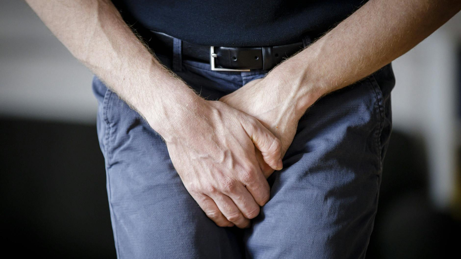 Autsch! Wenn Penis oder Hoden Probleme bereiten, sollten Männer zum Urologen gehen und nicht lange warten.