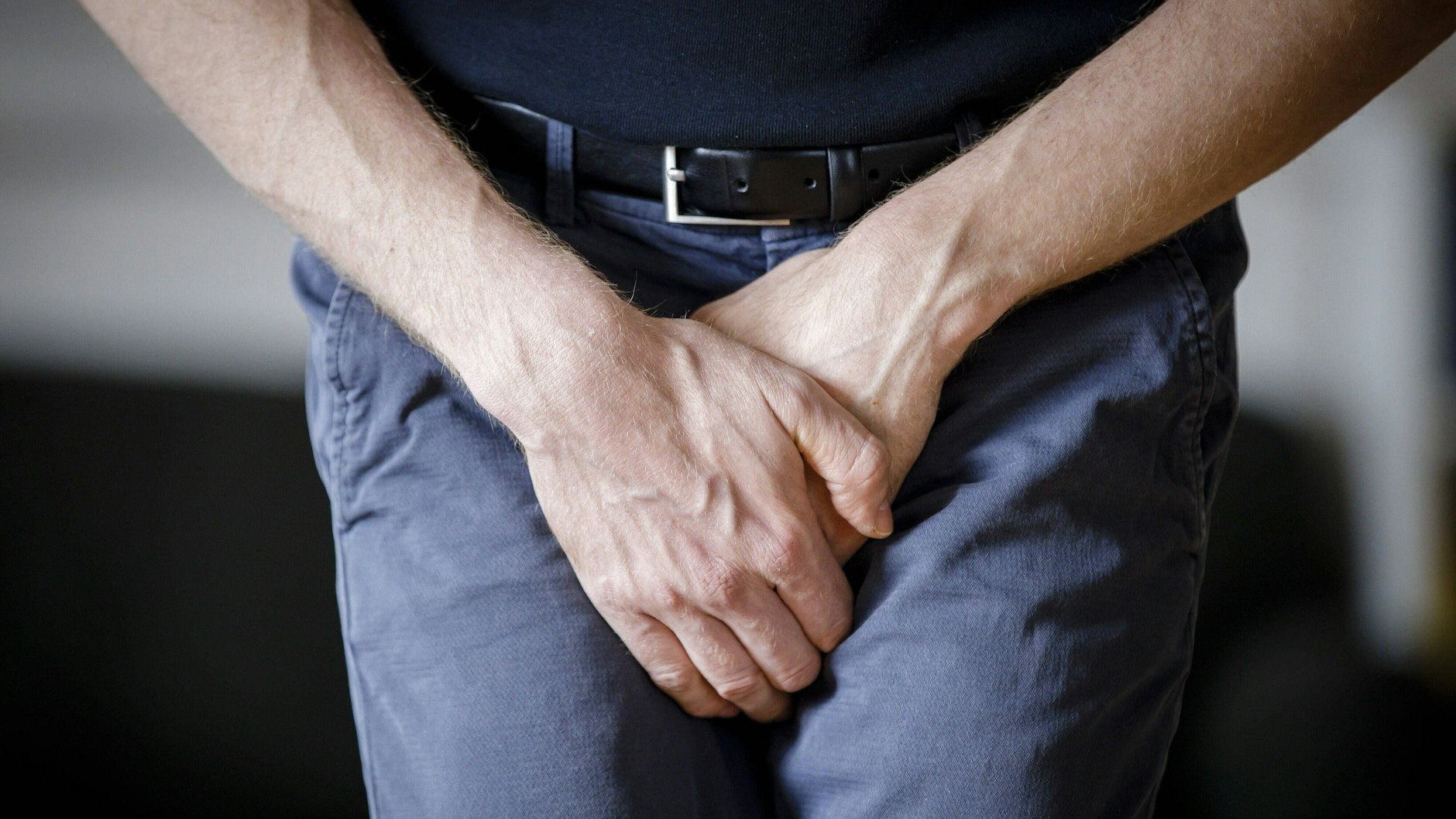 Autsch! Wenn Penis oder Hoden Probleme bereiten, sollten Männer zum Urologen gehen und nicht lange warten.