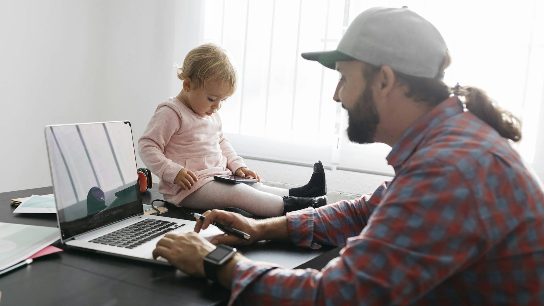 Papa braucht seine Ruhe? Dann wird das Kind eben mit dem Handy ruhiggestellt – ein gefährlicher Trend!