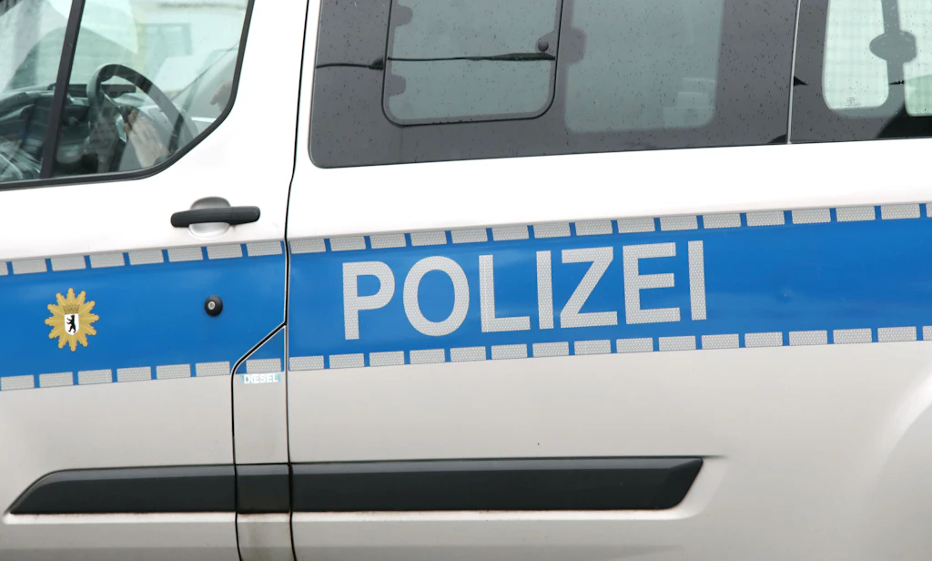 Neukölln: Drei Männer prügeln auf Polizisten ein
