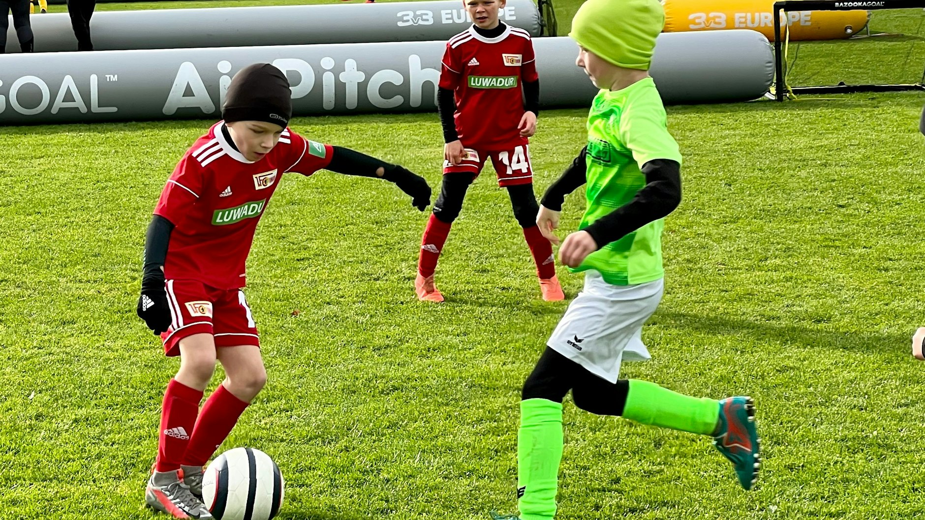 Auf dem engen Platz ist nicht viel Platz. Tricks im Eins-gegen Eins schaffen die entscheidenden Freiräume.