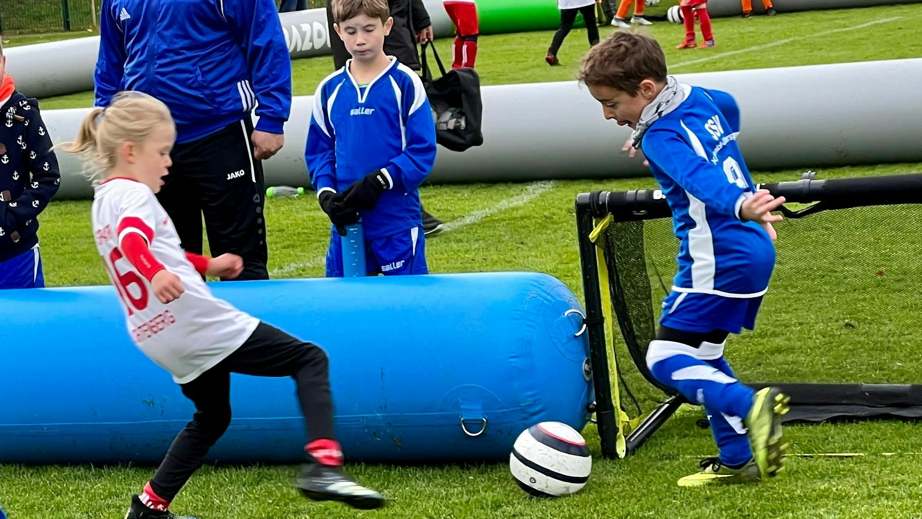 Die Kids geben richtig Vollgss auf den kleinen Spielfeldern, haben Ballkontakte und lernen so die Fußball-Technik. 
